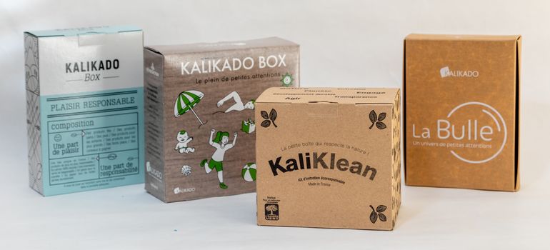 4 boxs KaliKado disposés sur un fond blanc