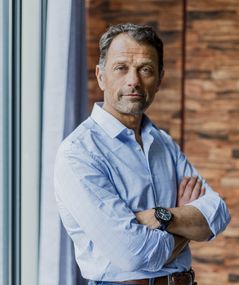 Fabien de Ganay posant devant un mur en briques