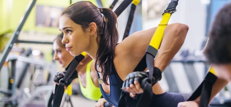 Deux femmes participant à un cours de sport, type crossfit